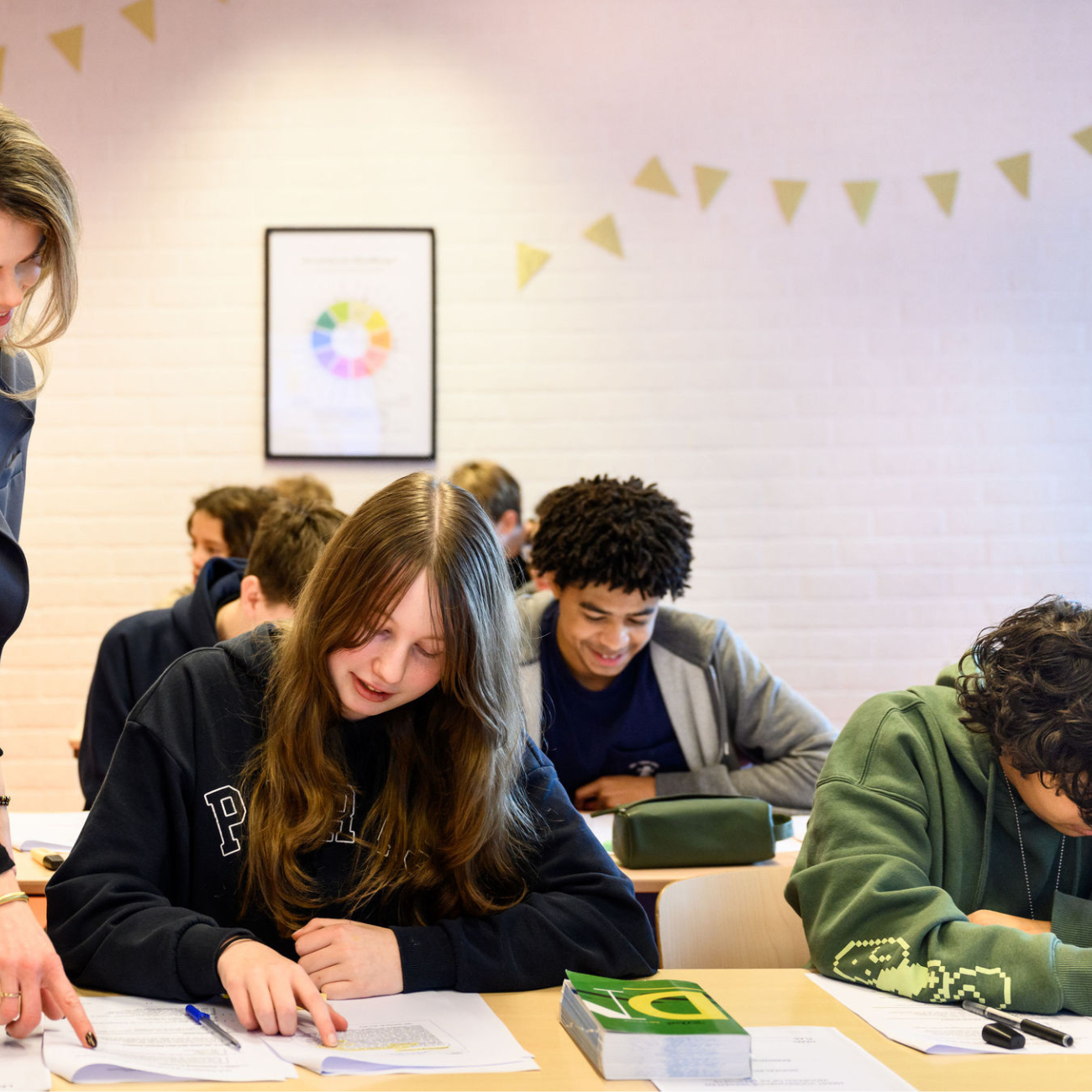 Leerlingen achter bureau 2